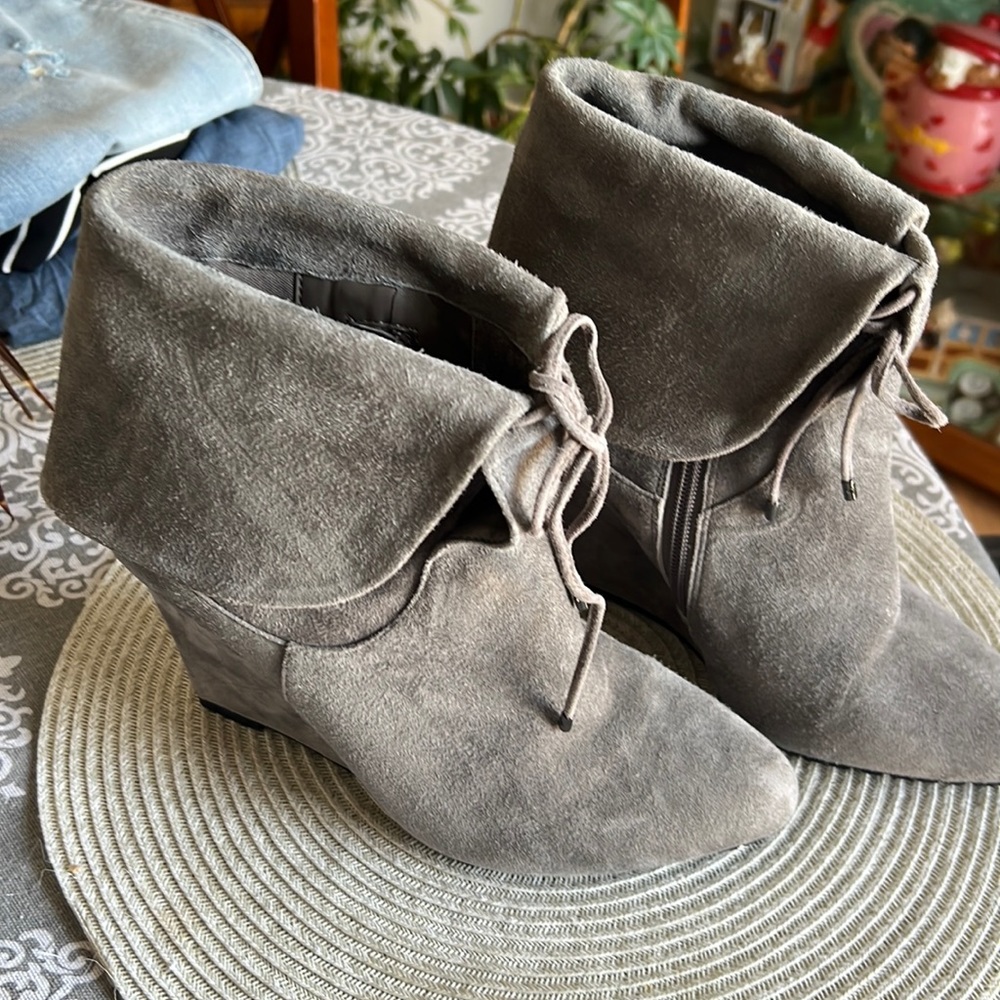 White House black market hey sued boots size 8